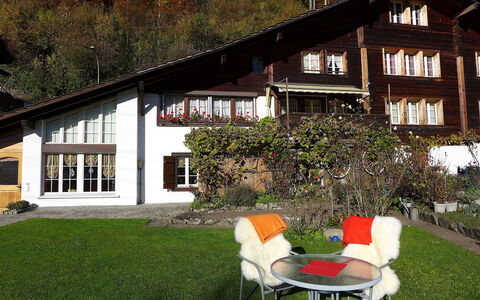 Am Brienzersee: Building, Plant, Property, Window, Furniture, House, Chair, Tree, Architecture, Grass