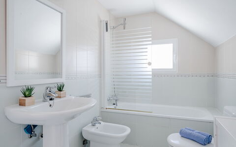 Los Sauces: Bathroom, Plumbing Fixture, Flooring, Sink, Bathtub, Interior Design, Floor, Tap, Bathroom Sink, Plumbing