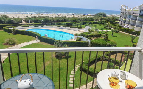 Les Belles Plages: Water, Sky, Building, Property, Green, Nature, Azure, Interior Design, Architecture, Table