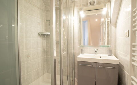 Cabourg 40: Sink, Mirror, Tap, Plumbing Fixture, Property, Building, Bathroom, Bathroom Sink, Shower Door