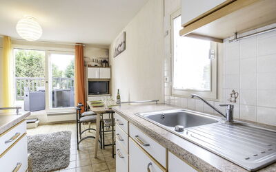 Les Christophines 40.3: Cabinetry, Countertop, Kitchen Sink, Sink, Tap, Furniture, Property, Window, Plumbing Fixture, Kitchen