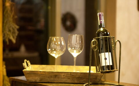 Moja Mała Toskania: Tableware, Bottle, Drinkware, Stemware, Table, Barware, Wine, Glass Bottle, Lighting, Wood