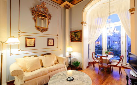 Plaza de Catalunya - Pso. de Gracia: Room, Interior Design, Furniture, Property, Living Room, Building, Ceiling, House, Real Estate, Architecture