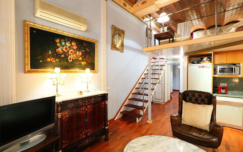 Plaza de Catalunya - Pso. de Gracia: Room, Ceiling, Property, Interior Design, Building, Furniture, House, Home, Living Room, Wall
