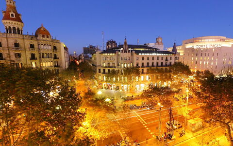 Plaza de Catalunya - Pso. de Gracia: Landmark, City, Sky, Town, Night, Urban Area, Human Settlement, Architecture, Building, Tree