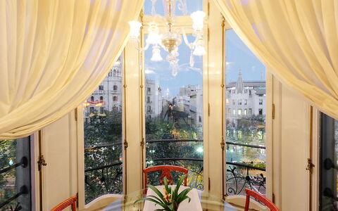Plaza de Catalunya - Pso. de Gracia: Curtain, Property, Interior Design, Room, Window Treatment, Building, Real Estate, Textile, Window, Ceiling