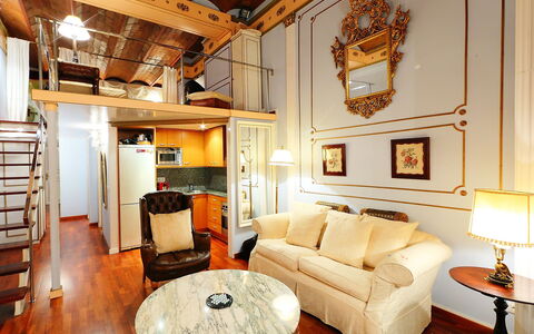 Plaza de Catalunya - Pso. de Gracia: Room, Property, Furniture, Interior Design, Living Room, Building, Ceiling, Home, House, Beam