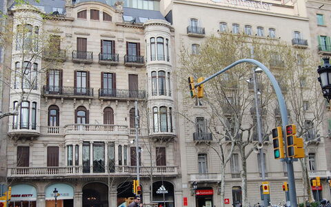Plaza de Catalunya - Pso. de Gracia: Building, Architecture, Neighbourhood, Landmark, Town, City, Mixed-Use, Facade, Urban Area, Human Settlement