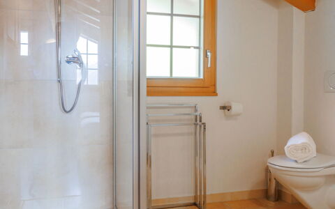 Petit Nid: Flooring, Plumbing Fixture, Interior Design, Wood, Floor, Bathroom, Plumbing, Tap, Ceiling, Room