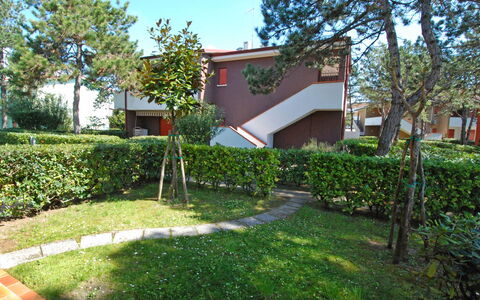 Villaggio Azzurro: Plant, Sky, Building, Tree, Window, Road Surface, Grass, Land Lot, Shade, Urban Design