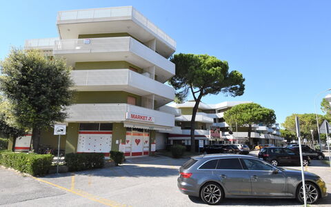 Bibione 320: Wheel, Sky, Car, Vehicle, Building, Property, Plant, Motor Vehicle