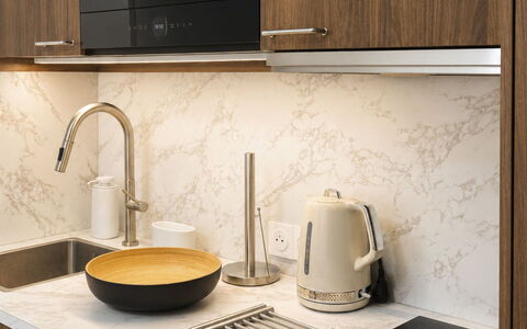 Résidence du Golf: Countertop, Cabinetry, Interior Design, Kitchen, Kitchen Appliance, Furniture, Flooring, Tableware, Floor, Home Appliance