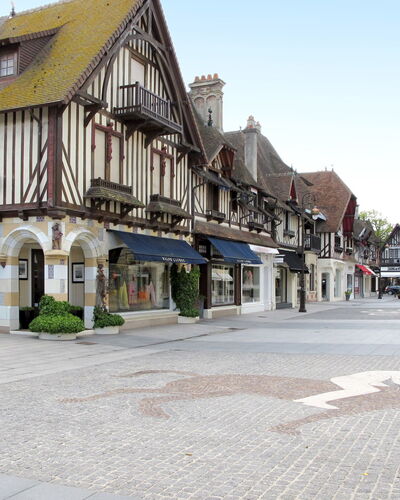 Résidence du Golf: Building, Window, Town, Road Surface, City, Facade, Neighbourhood, Architecture, Residential Area, Human Settlement