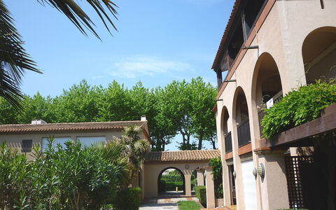 Saint Cyprien 160: Sky, Plant, Cloud, Green, Building, Tree, Architecture, Grass, Residential Area, Neighbourhood