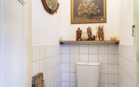 Polderzicht: Picture Frame, Property, Toilet, Bathroom, Building, Lighting, Purple, Interior Design, Floor, Wall