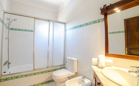 Sanso: Mirror, Property, Plumbing Fixture, Tap, Green, Sink, Bathroom, Blue, Toilet, Bathroom Sink