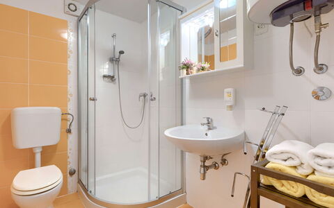 Ivanka: Tap, Plumbing Fixture, Bathroom Sink, Sink, Building, Mirror, Bathroom, Lighting, Purple