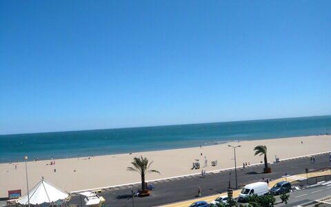 Les Terrasses du Levant: Water, Sky, Car, Vehicle, Azure, Wheel, Plant, Beach, Shade