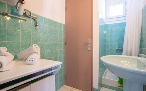 Saint Cyr sur Mer les Lecques 121: Plumbing Fixture, Property, Tap, Bathroom Sink, Green, Purple, Bathroom, Azure, Blue, Interior Design