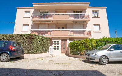 Saint Cyr sur Mer les Lecques 121: Wheel, Car, Vehicle, Building, Property, Sky, Window