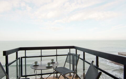Les Flots: Property, Sky, Sea, Shore, Ocean, Furniture, Real Estate, Horizon, Table, Room