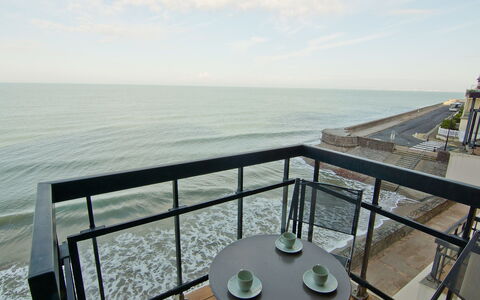 Les Flots: Property, Balcony, Sea, Sky, Ocean, House, Room, Real Estate, Handrail, Horizon