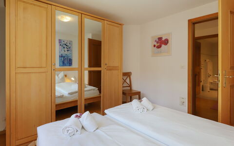 Chalet Nagano: Wood, Interior Design, Flooring, Floor, Bedroom, Ceiling, Bed, Furniture, Room, Apartment