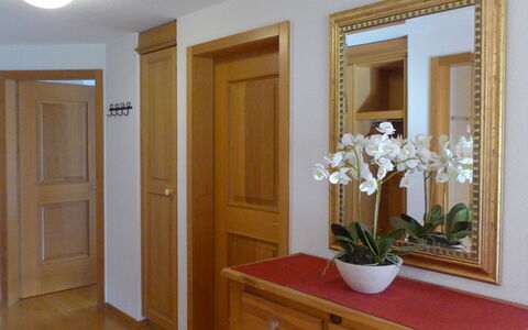 Chalet Nagano: Mirror, Plant, Property, Furniture, Cabinetry, Door, Houseplant, Vase, Wood, Interior Design