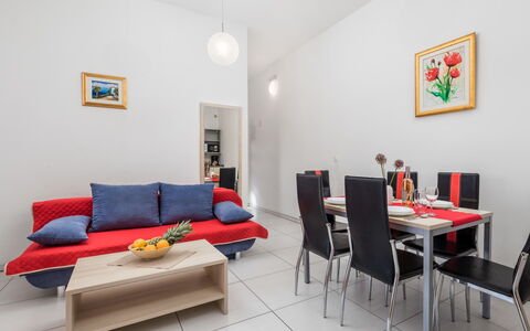Accommodation:&nbsp;Tea 100.6