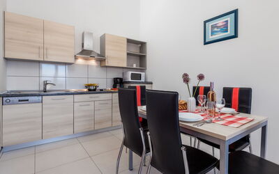 Accommodation:&nbsp;Tea 100.3