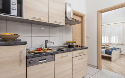 Accommodation:&nbsp;Tea 100.4
