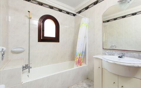 Balcon al Mar: Bathroom, Property, Room, Interior Design, Tile, Wall, Ceiling, Architecture, Building, Floor