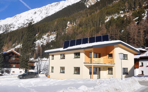 Längenfeld 330: Snow, Sky, Building, Mountain, Window, Slope, House, Tree, Glacial Landform, Residential Area