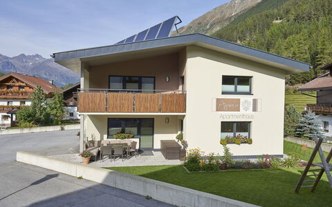 Längenfeld 330: Sky, Plant, Building, Mountain, Property, Window, House, Land Lot, Tree, Shade