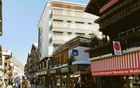 Center: Town, Building, Street, City, Neighbourhood, Urban Area, Human Settlement, Architecture, Downtown, Mixed-Use