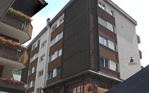 Center: Sky, Building, Window, Property, Tower Block, Urban Design, Condominium, Architecture, House, Neighbourhood
