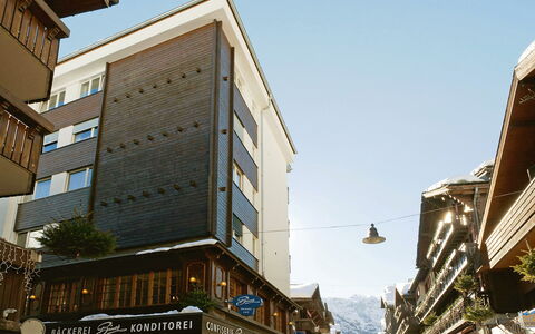 Center: Sky, Building, Property, Window, Tower Block, Condominium, Urban Design, Neighbourhood, Street Light, Residential Area