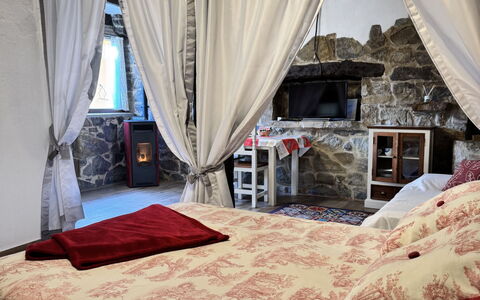 Potes Vinon - Cabaña: Furniture, Comfort, Curtain, Wood, Textile, Window, Shade, Building, Interior Design, Architecture