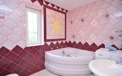 Accommodation:&nbsp;Ivana 100.3