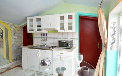 Accommodation:&nbsp;Ivana 100.4