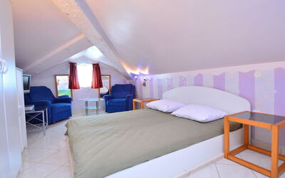Accommodation:&nbsp;Ivana 100.5