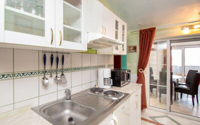 Accommodation:&nbsp;Ivana 100.4