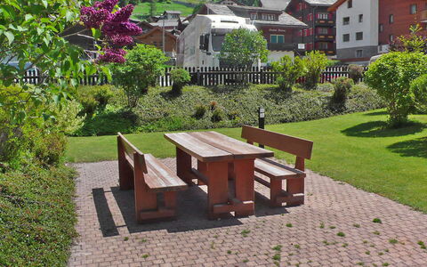 Metropol B: Plant, Building, Table, Furniture, Property, Green, Botany, Outdoor Table, Tree, House