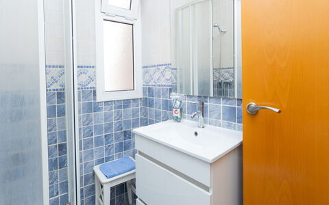 Eixample Dret Sagrada Familia: Mirror, Tap, Sink, Plumbing Fixture, Building, Furniture, Cabinetry, Bathroom, Purple, Bathroom Sink