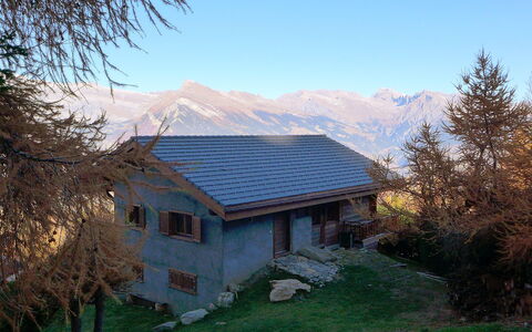 La Bergerie: Property, House, Home, Mountain, Sky, Natural Landscape, Roof, Real Estate, Cottage, Building
