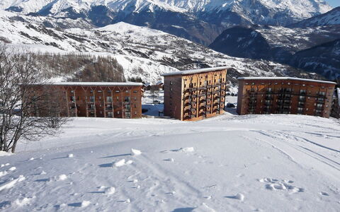 Le Corbier 600: Sky, Snow, Mountain, Property, Building, Slope, Architecture, Tree, House, Natural Landscape