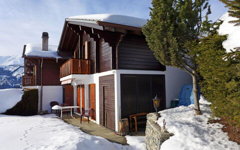 Chalet Praline: Sky, Snow, Cloud, Building, Window, Tree, Plant, Slope, House, Cottage