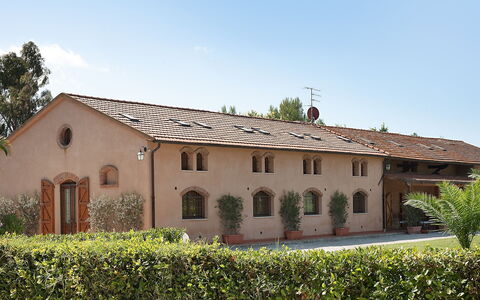 Grosseto 825: Plant, Sky, Building, Window, Property, Land Lot, Tree, House, Vegetation, Grass