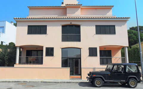 Escorxador: Wheel, Building, Vehicle, Sky, Car, Property, Window