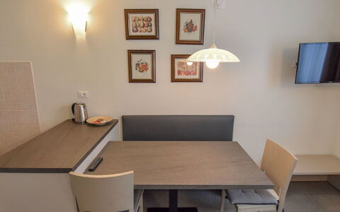 Kristall: Picture Frame, Table, Property, Building, Wood, Interior Design, Floor, Architecture, Flooring, House